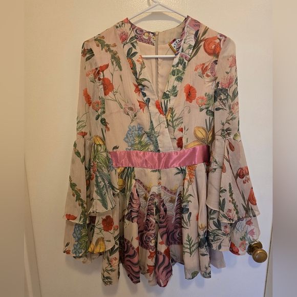 MUKZIN V-neck Printed Sexy Bell Sleeve Romper NWOT - Picture 4 of 8